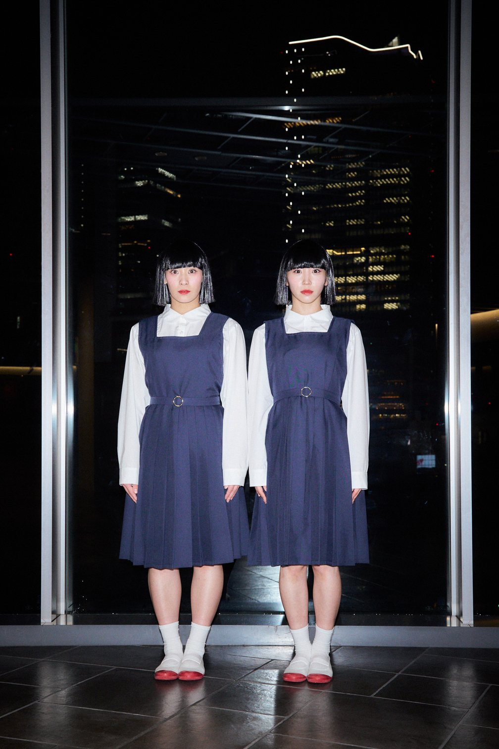 夜景をバックに立つsonoとpani