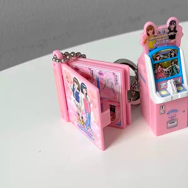 話題の「ラブベリガチャ」 カード風デザインのミラーなど全種類
