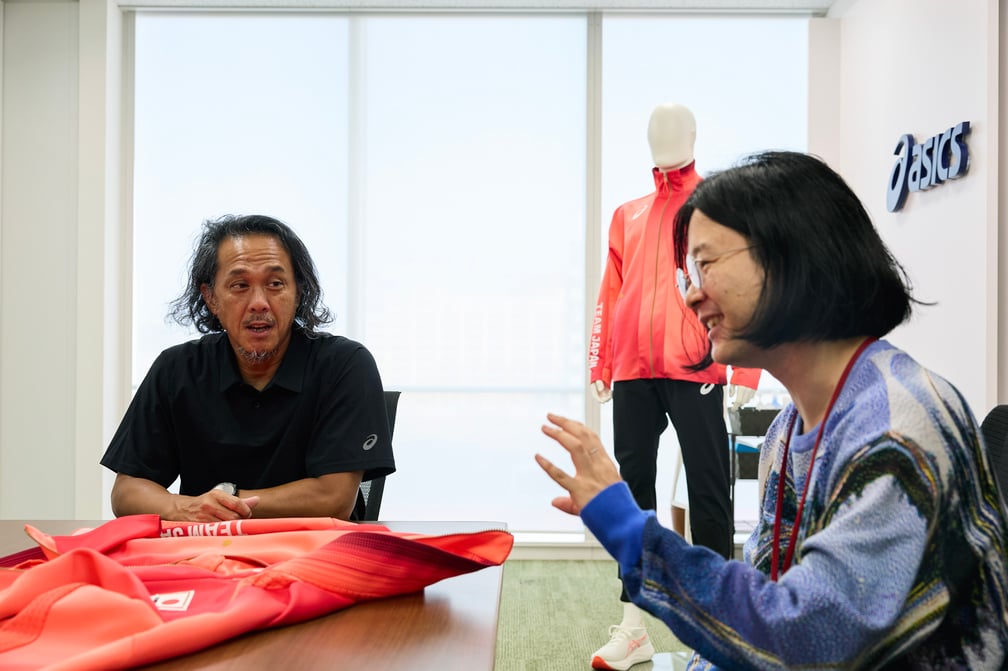 アシックス 大堀亮氏(左)、ハトラ デザイナー 長見佳祐氏(右)