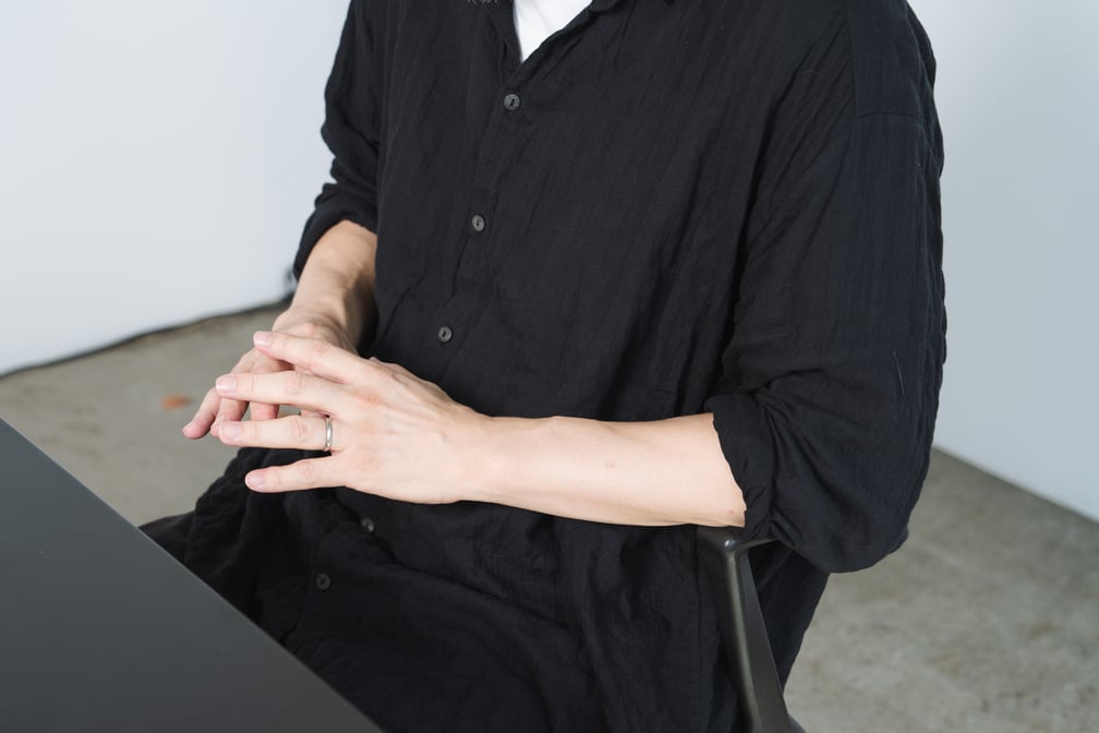 インタビューに答えるHashiuraさんの上半身