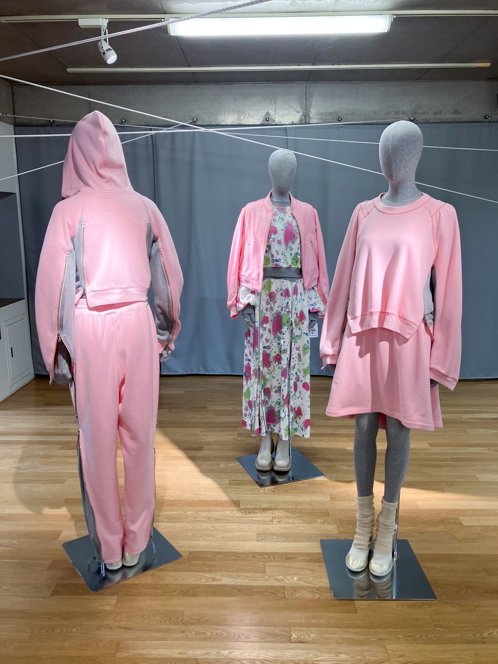 ピンクのスウェット素材の服を着た5体のマネキン