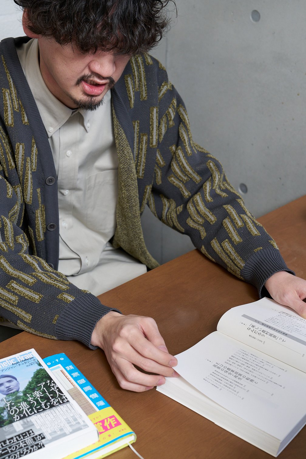 左の2点は他に今年印象に残ったという「なぜ人はアートを楽しむように進化したのか」(アンジャン?チャタジー著、草思社)と「東京都同情塔」(九段理江著、新潮社)