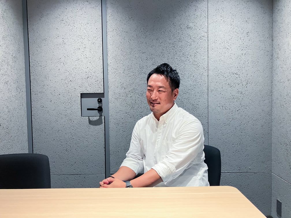 インタビューに答える井筒氏