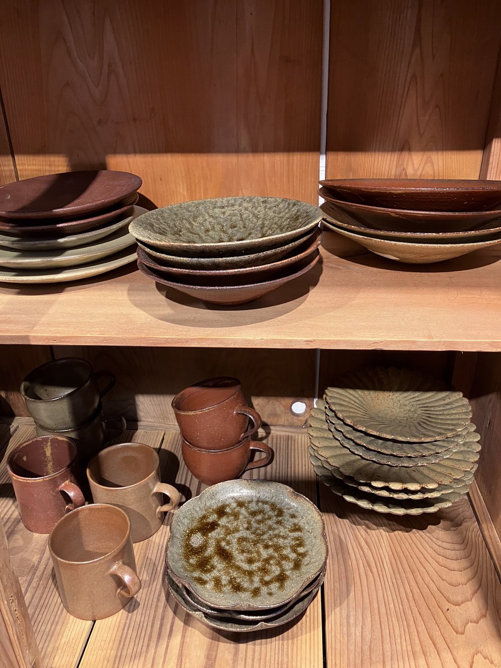 棚に陳列された作家の器