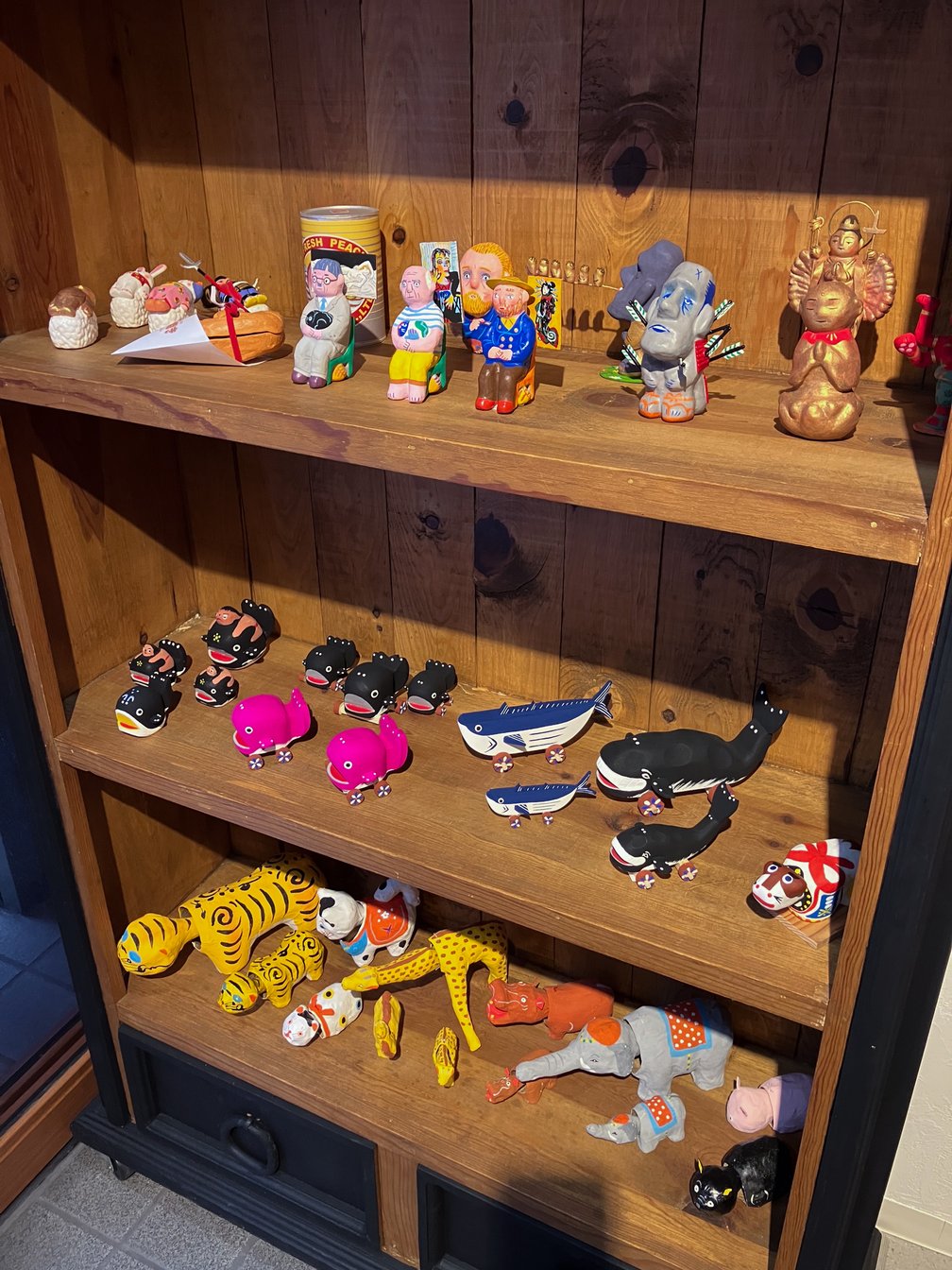 棚に陳列されたカラフルな郷土玩具
