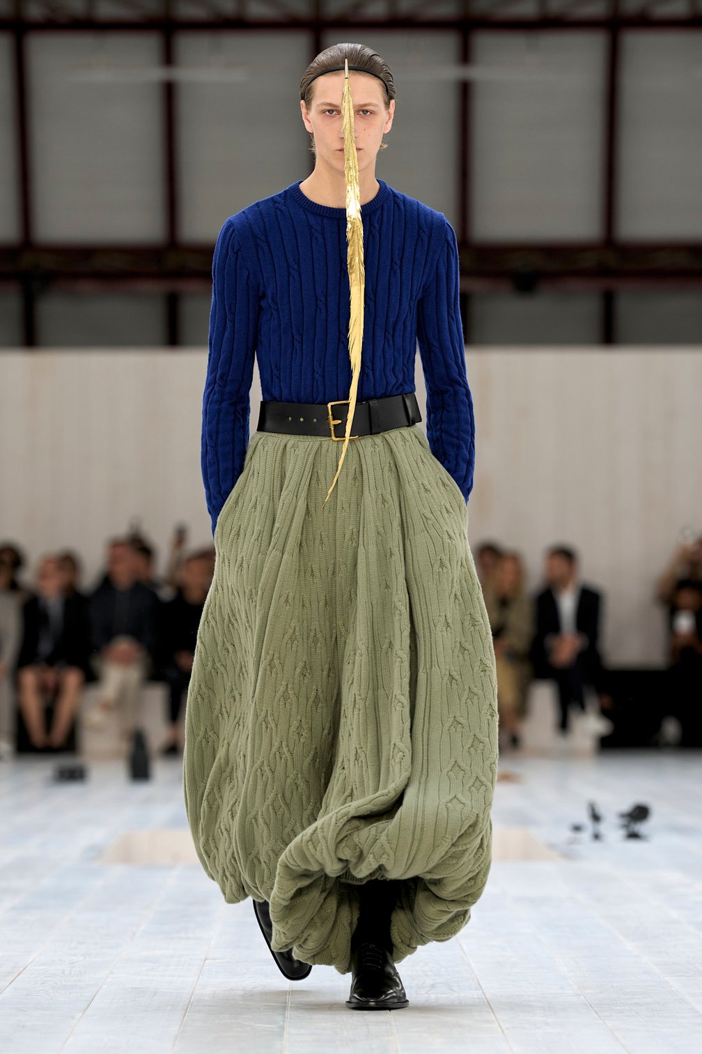 「ロエベ(LOEWE)」2025年春夏メンズコレクションのルック
