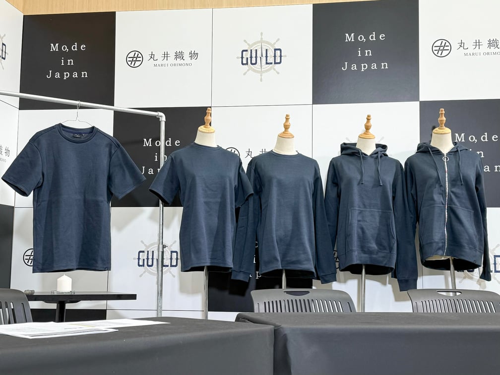 ネイビーのTシャツやフーディー