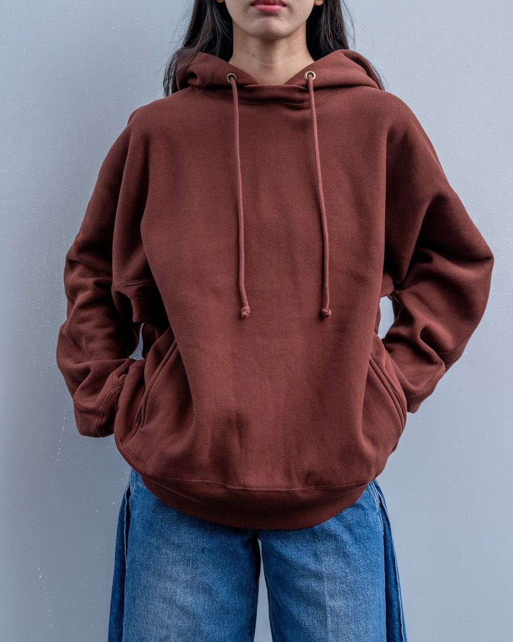 N>HOOLYWOODのフーディを着たモデル