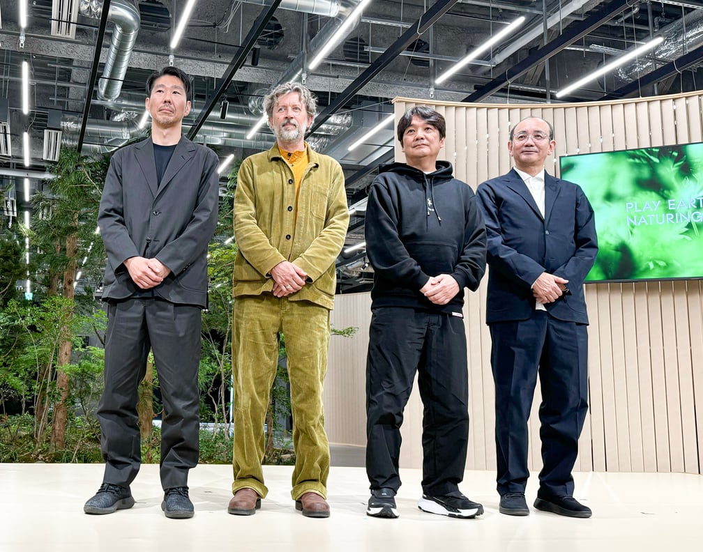 (左から)高野ランドスケーププランニングの村田周一氏、ガーデンデザイナーのダン?ピアソン(Dan Pearson)、ゴールドウインの渡辺貴生代表取締役社長、富山県南砺市の田中幹夫市長