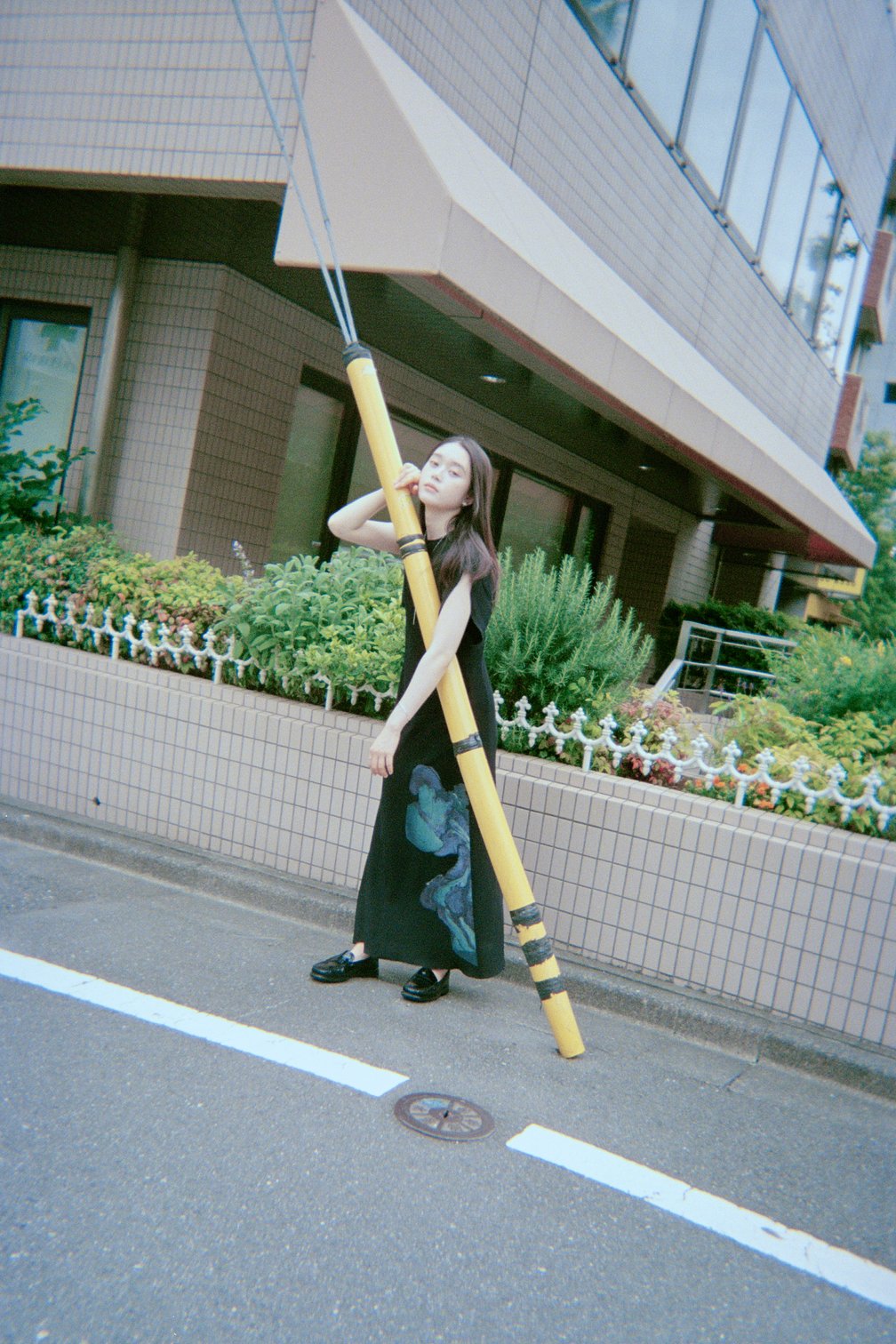 ポールに身を委ねて立つ髙石あかり