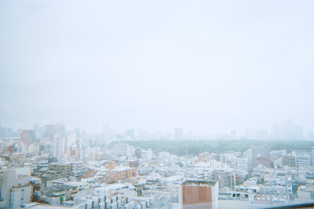 窓から見た東京の景色