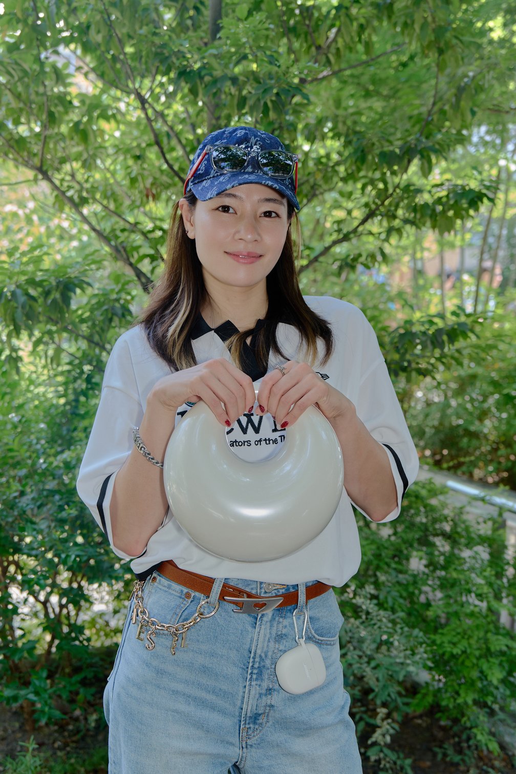 ガチャで手に入れた限定World Bagを手にする才藤歩夢さん