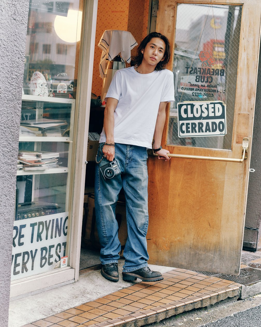 レストラン BREAKFAST CLUBの入り口に立つ木谷生