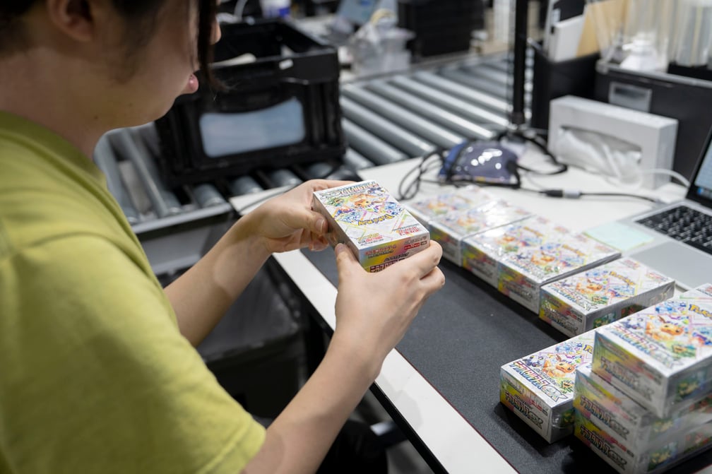 トレーディングカードの鑑定の様子