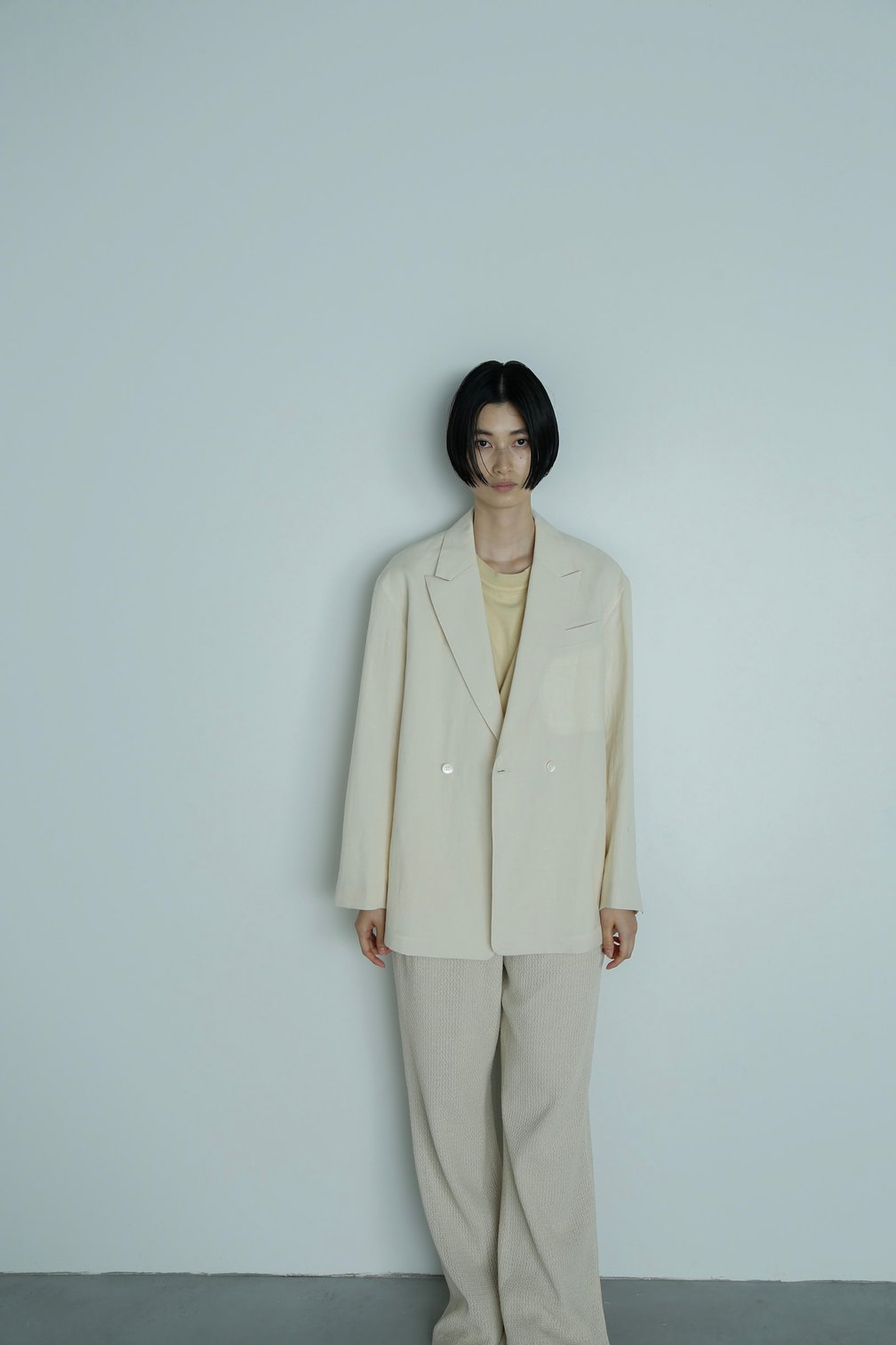 アンデコレイテッドのジャケットとパンツを着用した女性モデル