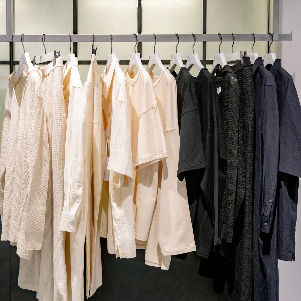 ラックに並べられたアンデコレイテッドの服