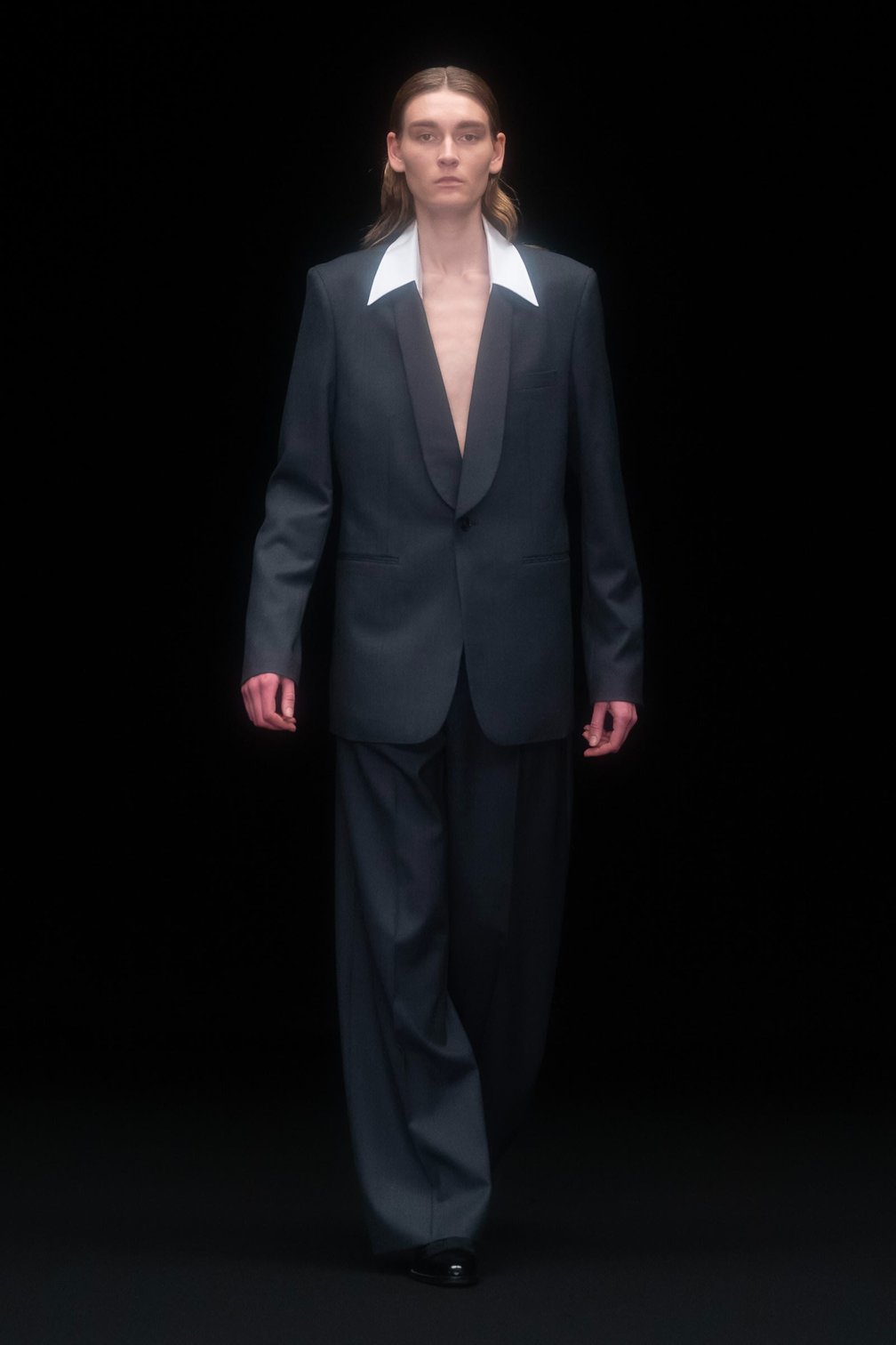 黒のジャケットを纏った男性モデル