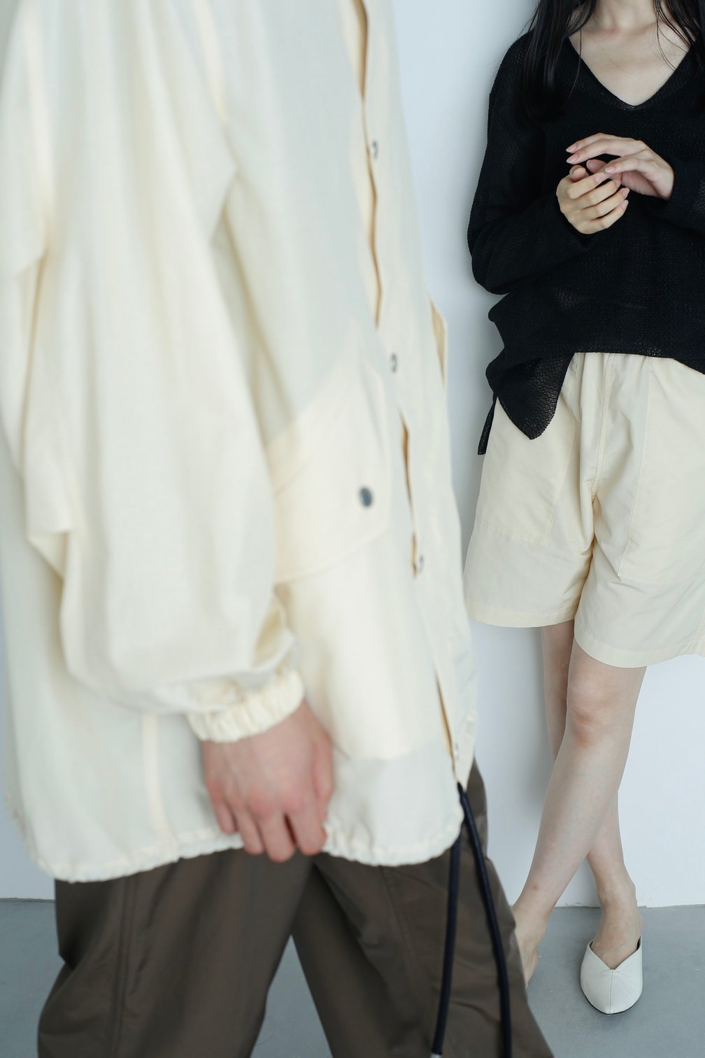 アンデコレイテッドの服を着た男女のモデル