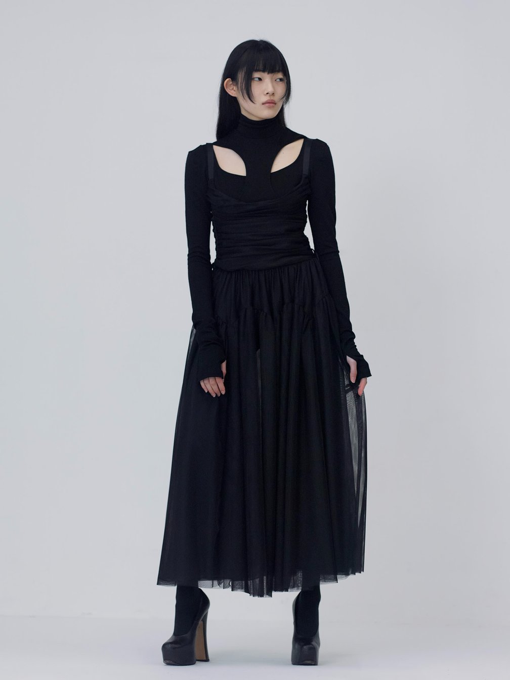 黒のロングスカートとブラトップを着ている女性モデル