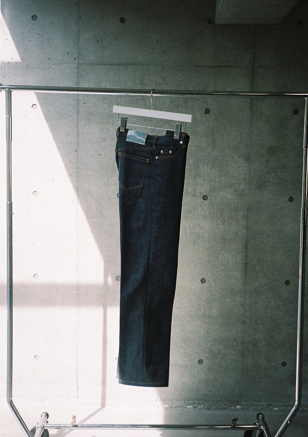 ラックに掛かったデニムパンツ