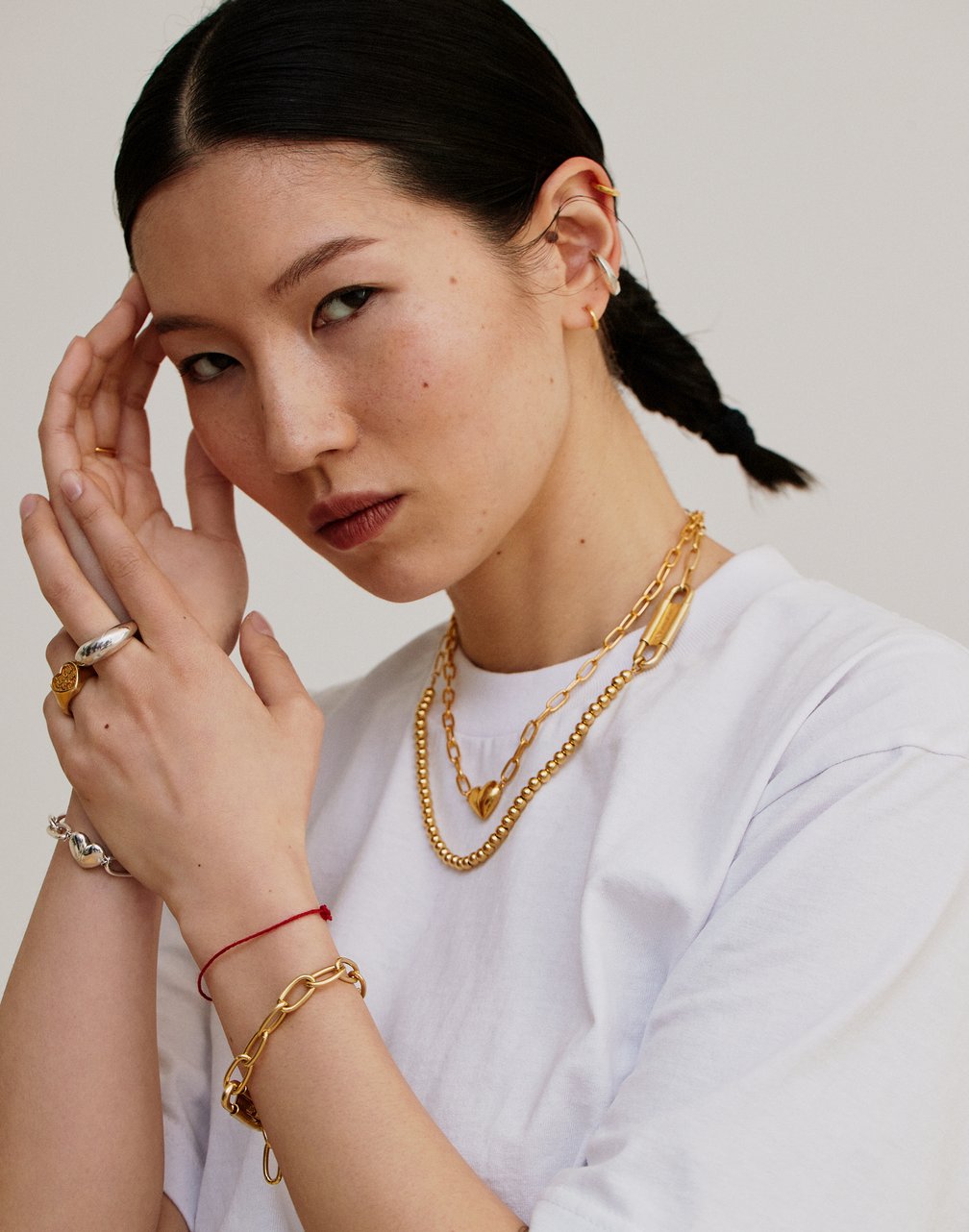 ジュエリーをたくさん身につけた女性