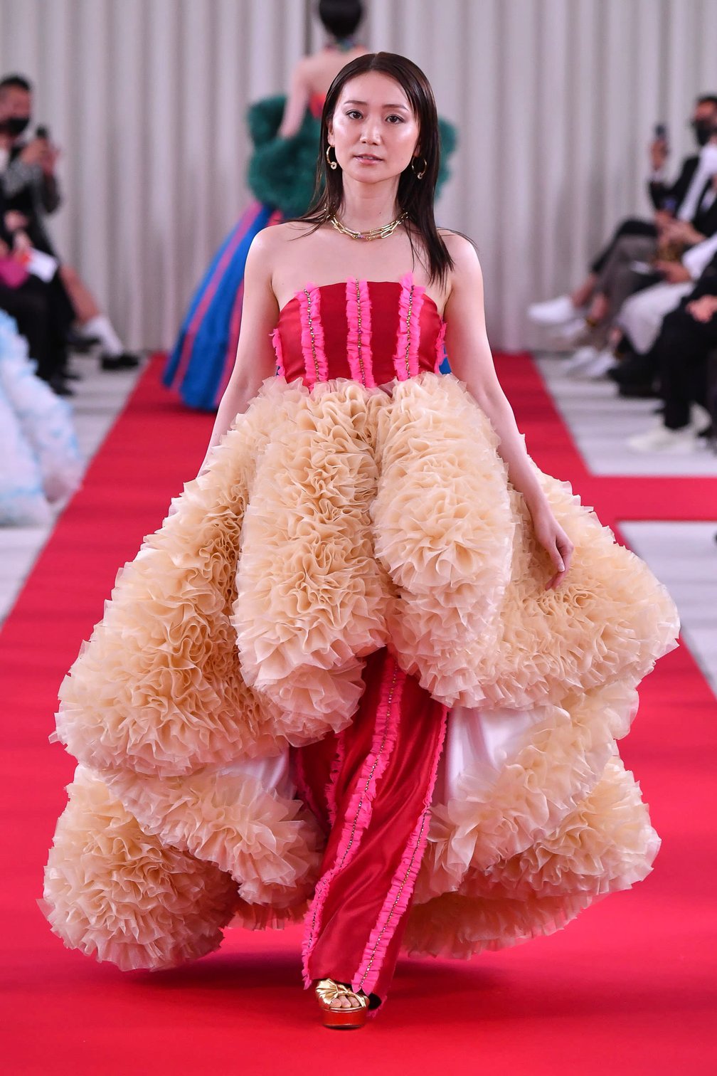 ラッフルドレスを着用した大島優子