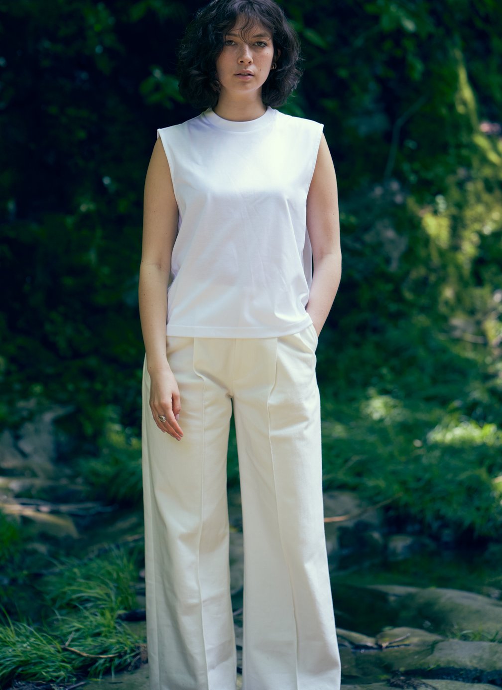 白いノースリーブを着用した女性