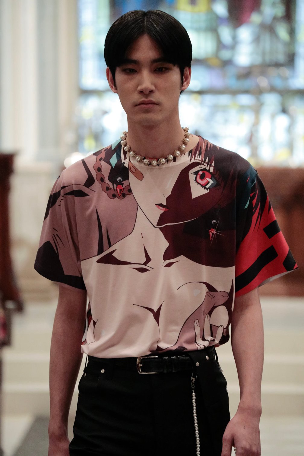 アダルトアニメ「ア カイト(A KITE)」のtシャツを着用した男性モデル