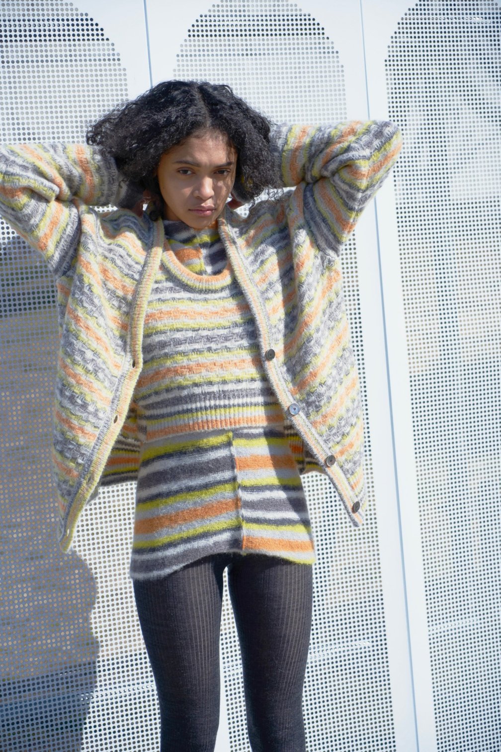 ボーダーのニットを着用した女性モデル