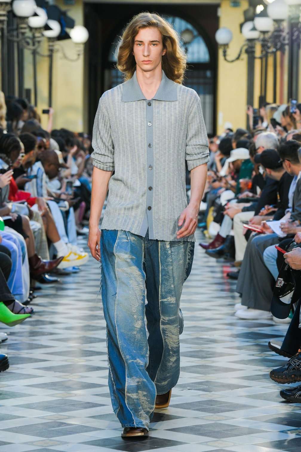 タークの洋服を着た男性モデル