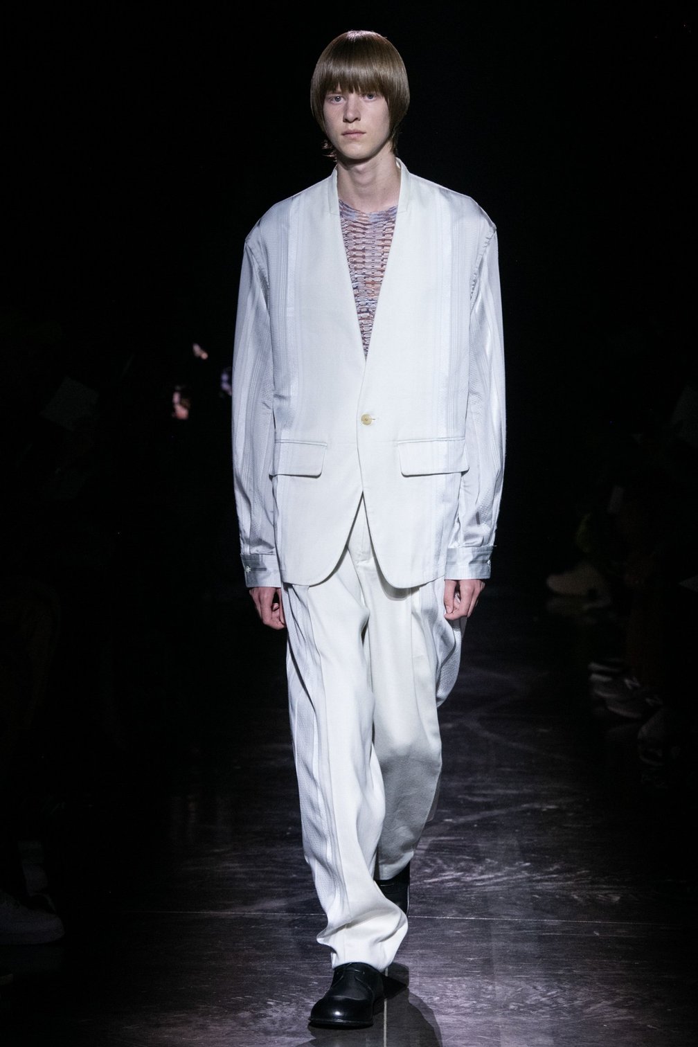 タークの洋服を着た男性モデル