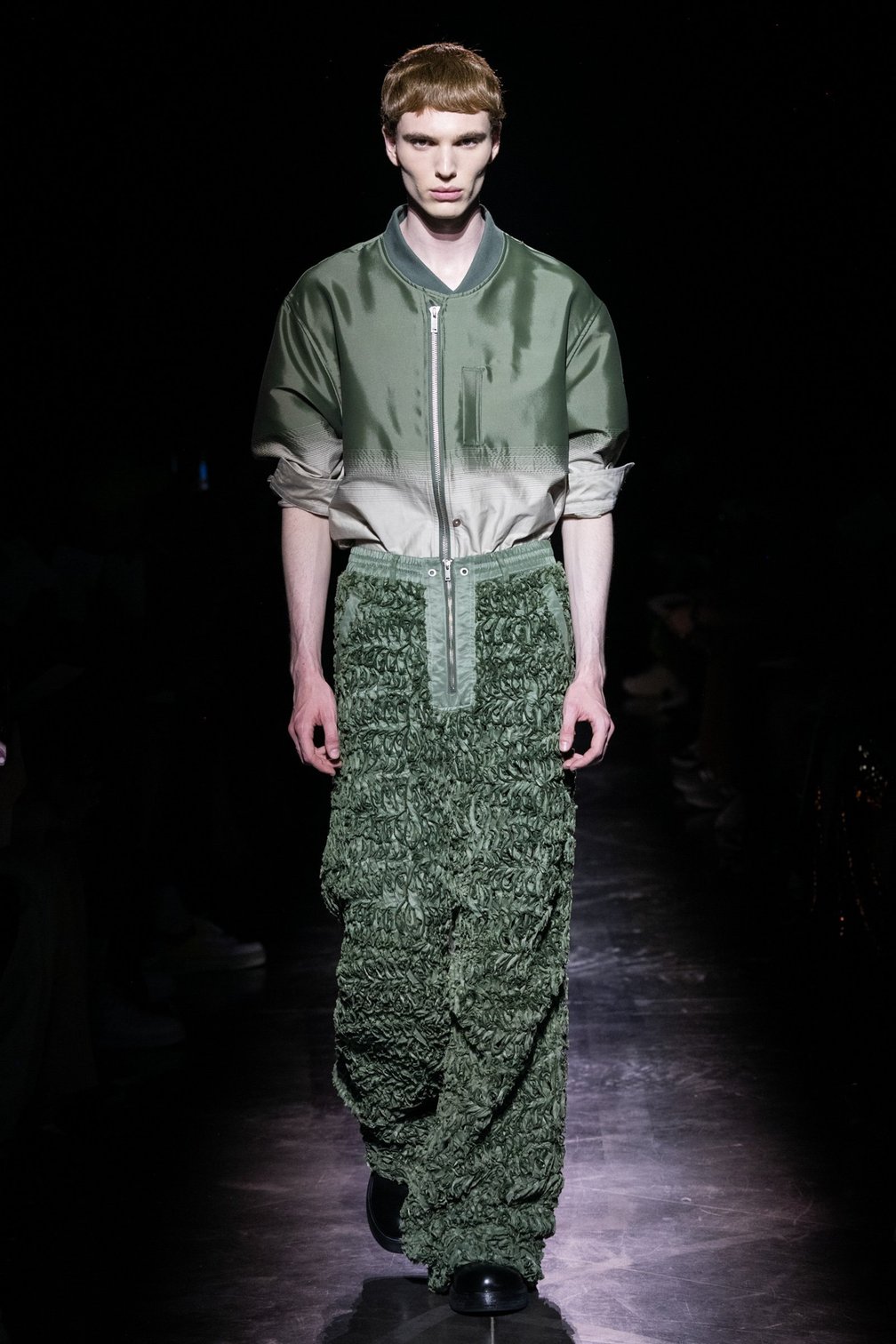 タークの洋服を着た男性モデル