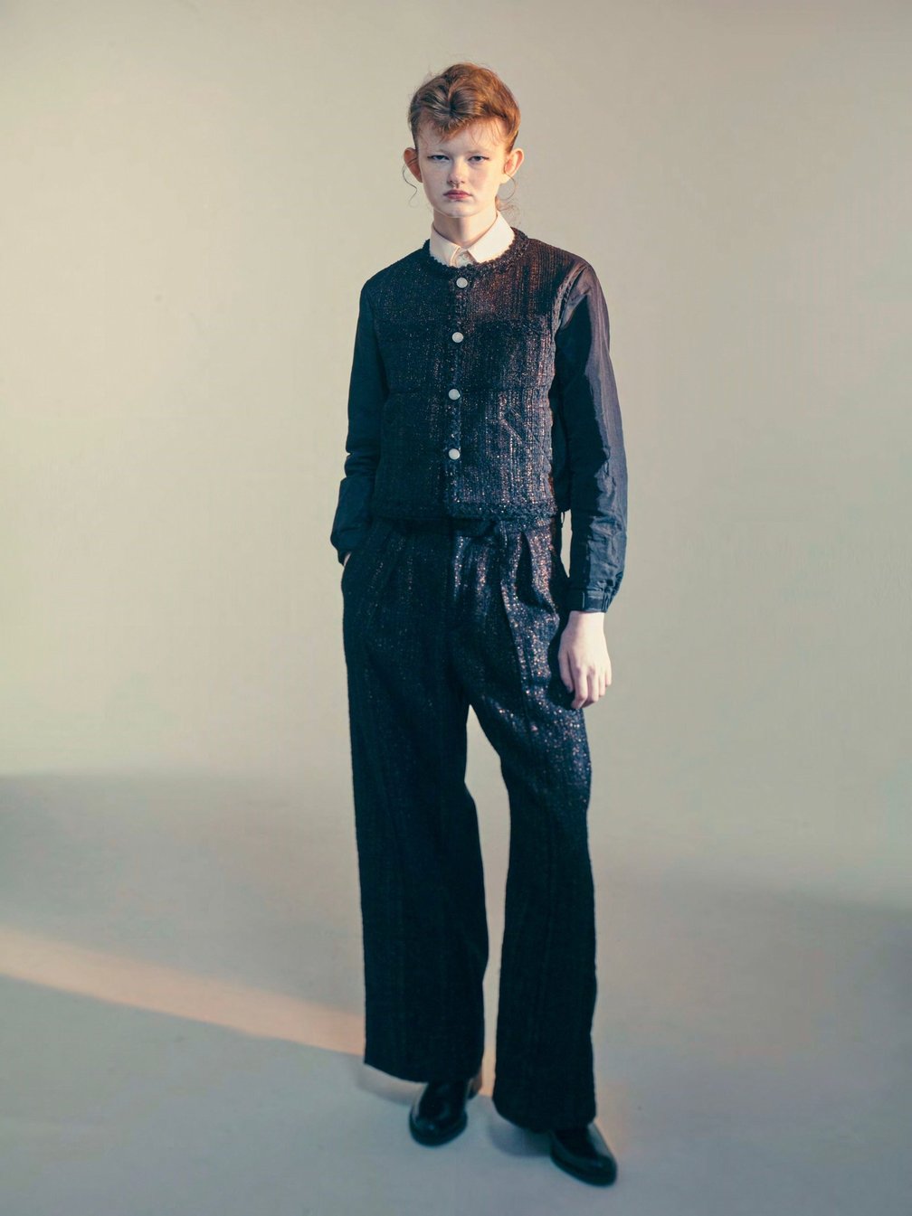 タークの洋服を着た男性モデル