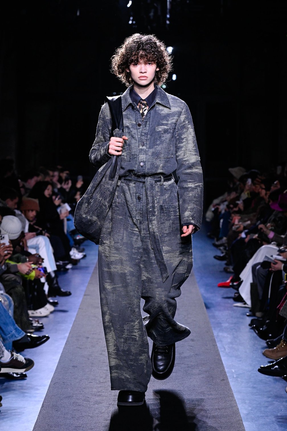 タークの洋服を着た男性モデル