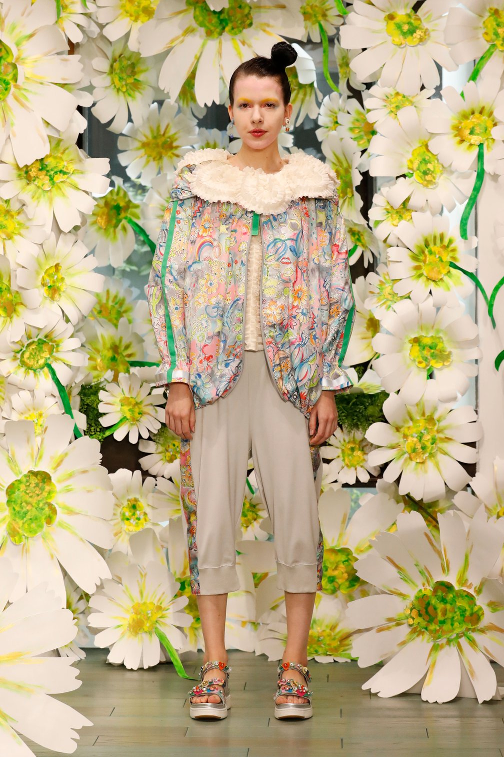 「ツモリチサト(TSUMORI CHISATO)」の2026年春夏コレクションのルック画像