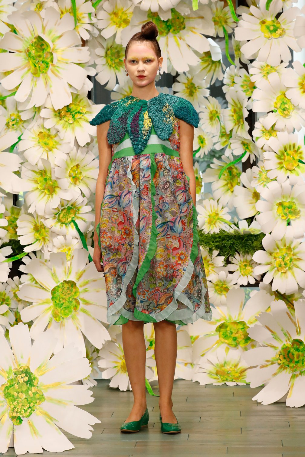 「ツモリチサト(TSUMORI CHISATO)」の2026年春夏コレクションのルック画像