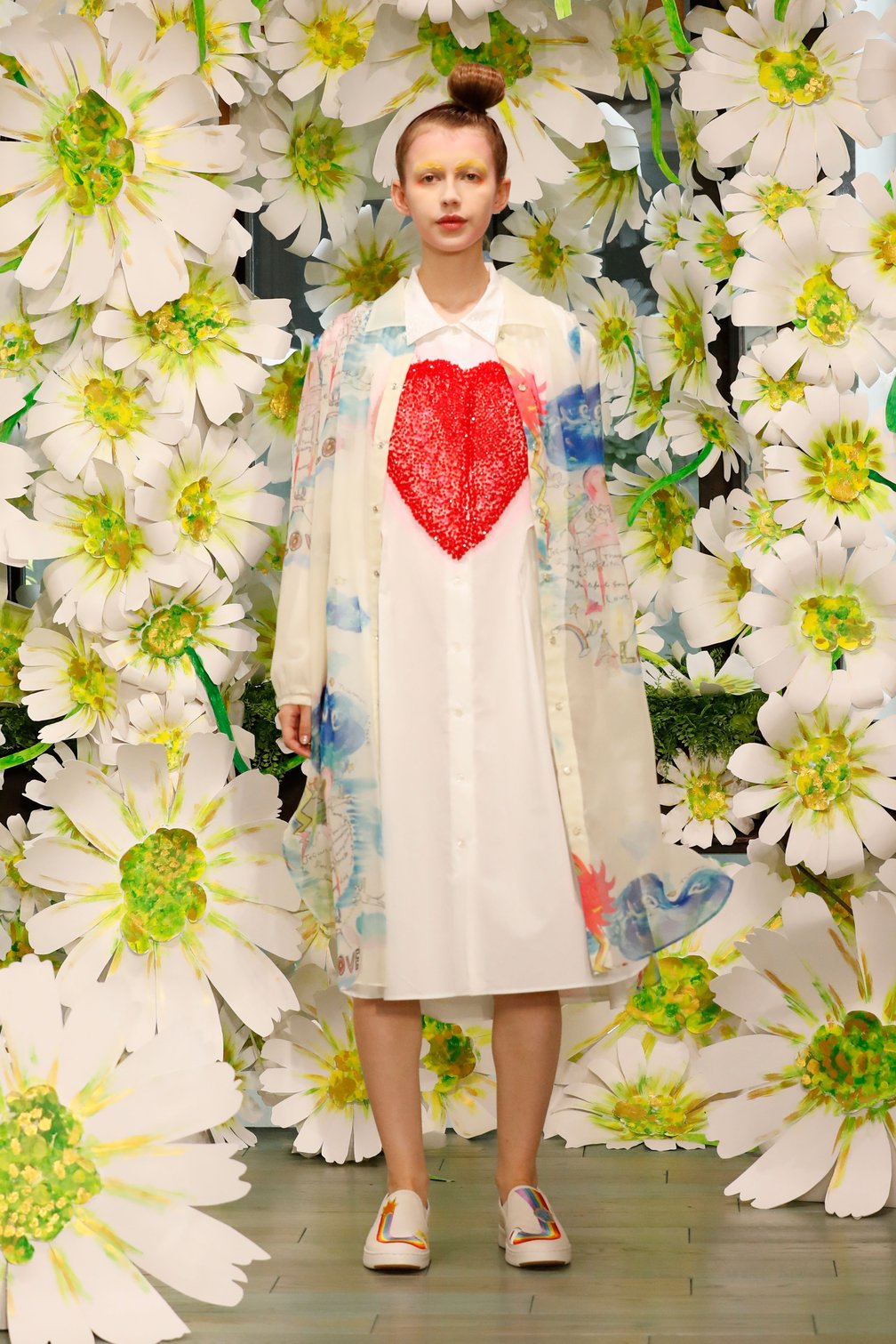 「ツモリチサト(TSUMORI CHISATO)」の2026年春夏コレクションのルック画像