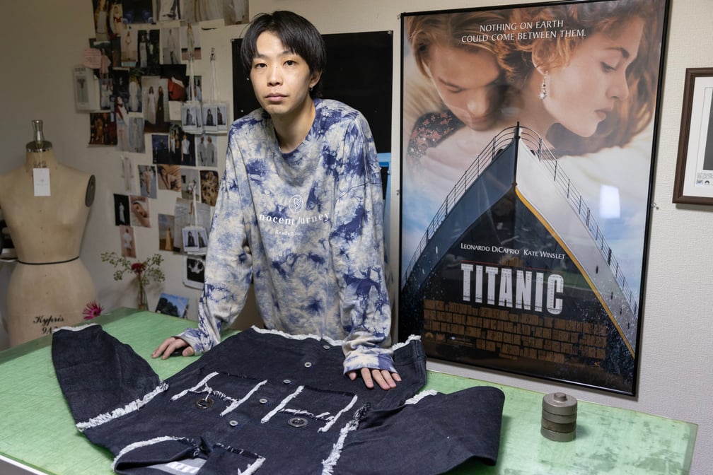 タイダイのシャツを着用した男性