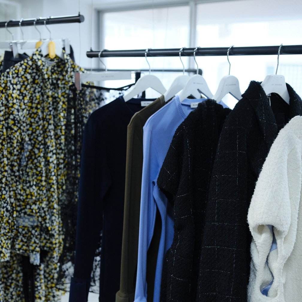ラックに並んだ服