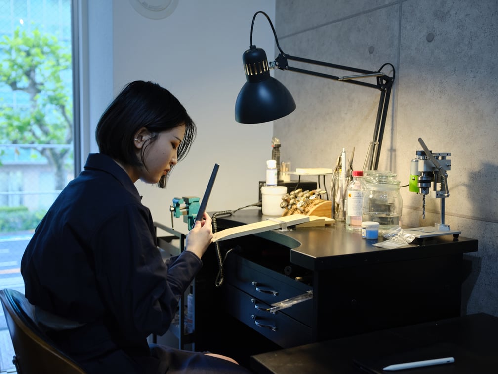ジュエリーを制作する六沼桃子