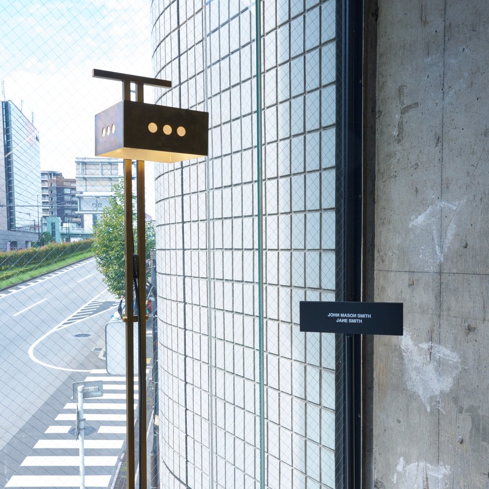 並べられたランプと看板