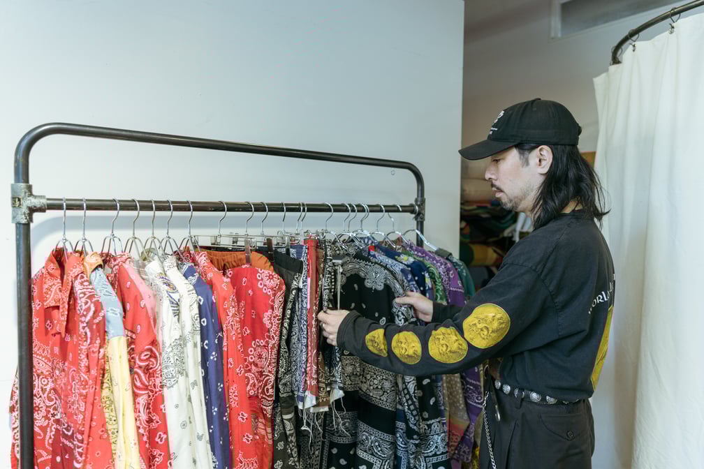服を見る男性