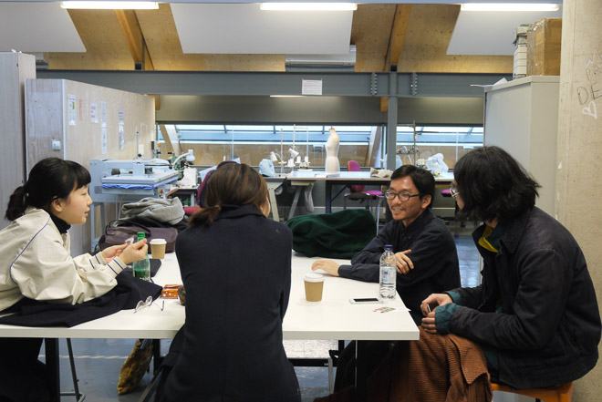 テーブルで座談会をするセントラル・セント・マーチンズの日本人学生