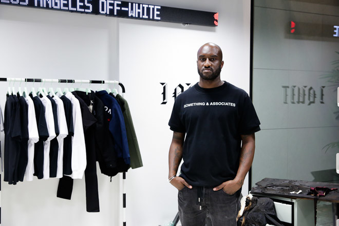 ファッションブランド「オフ-ホワイト」の直営店の店内に立つデザイナーのヴァージル・アブロー