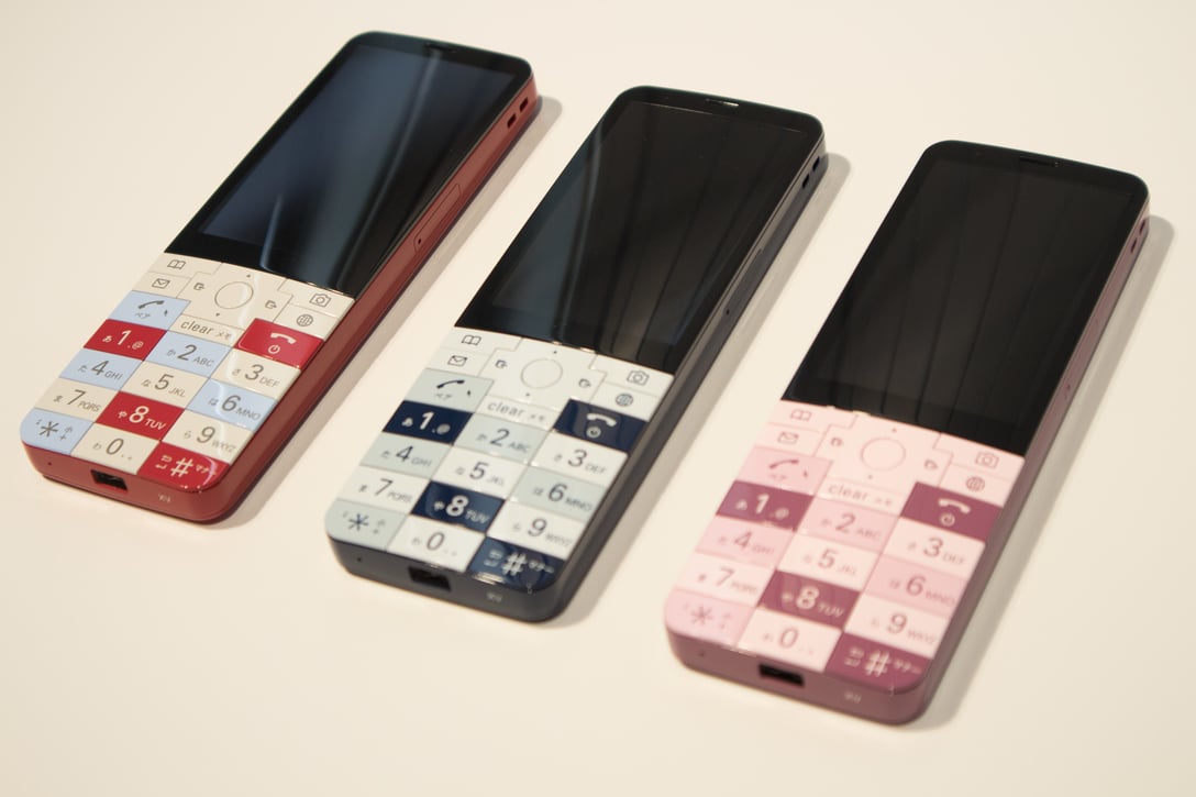 「INFOBAR xv」 Image by FASHIONSNAP