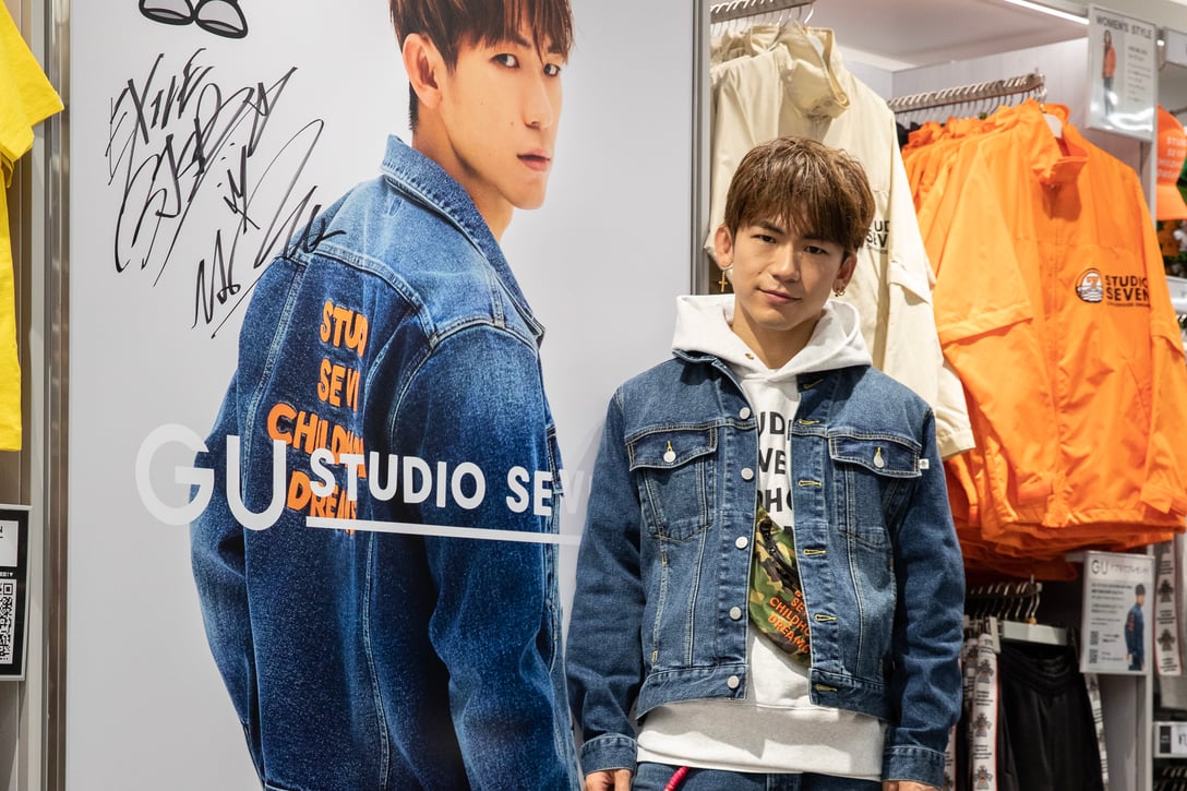 ジーユー 渋谷店に訪れたNAOTO Image by FASHIONSNAP