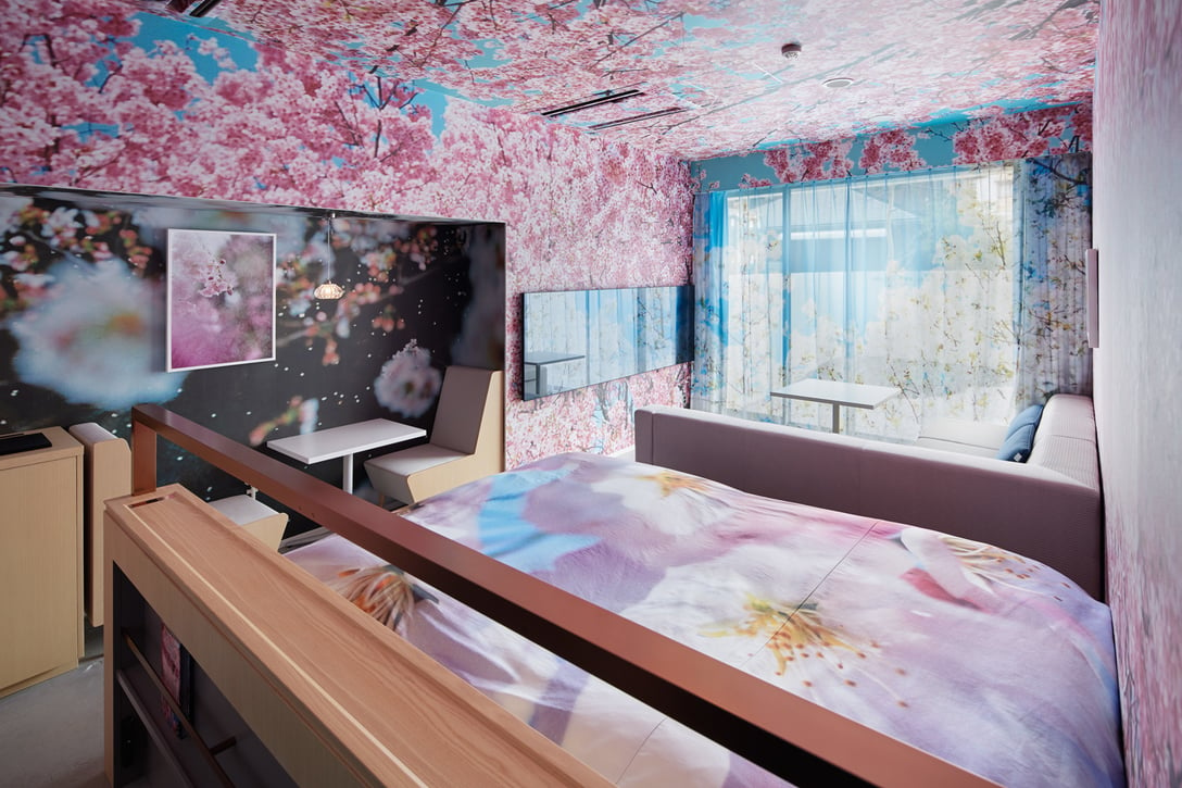 蜷川実花がデザインを手掛けた「ホテル アンテルーム 京都」の客室