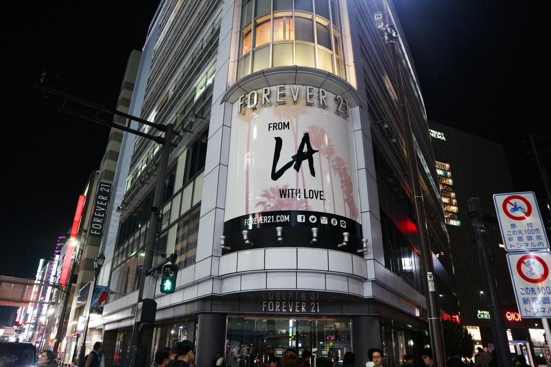 「フォーエバー 21」新宿店 外観 Image by FASHIONSNAP