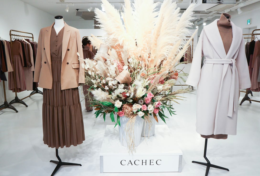 デビュー初月売上3500万円、インフルエンサー中村麻美が手掛けるECブランド「カシェック」が好調