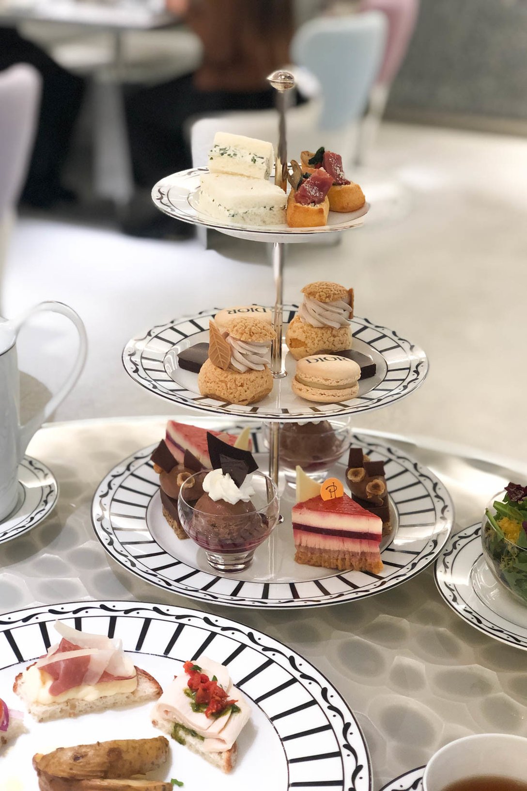「カフェ ディオール バイ ピエール・エルメ」でホリデーメニューを提供、オーナメント象った真紅の球体デザートも
